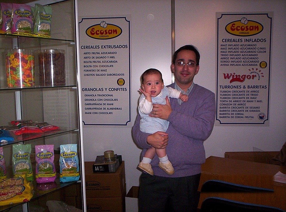 Ecosan presentando sus productos en uno de sus primeros stands